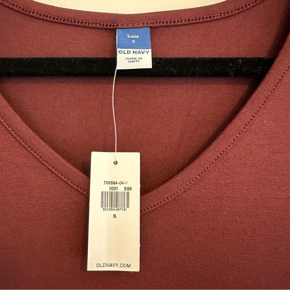 Old Navy Luxe V-Neck Everyday T-Shirt Burgundy Women’s small NWT - Picture 2 of 4